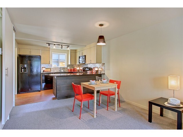 Building Photo - 3 bed/2.5 bath U-District Townhome