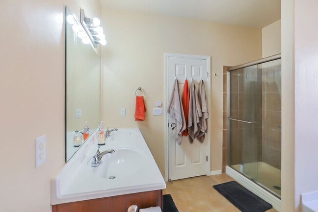 Building Photo - Pet Friendly 4 Bed 2 Bath Home!