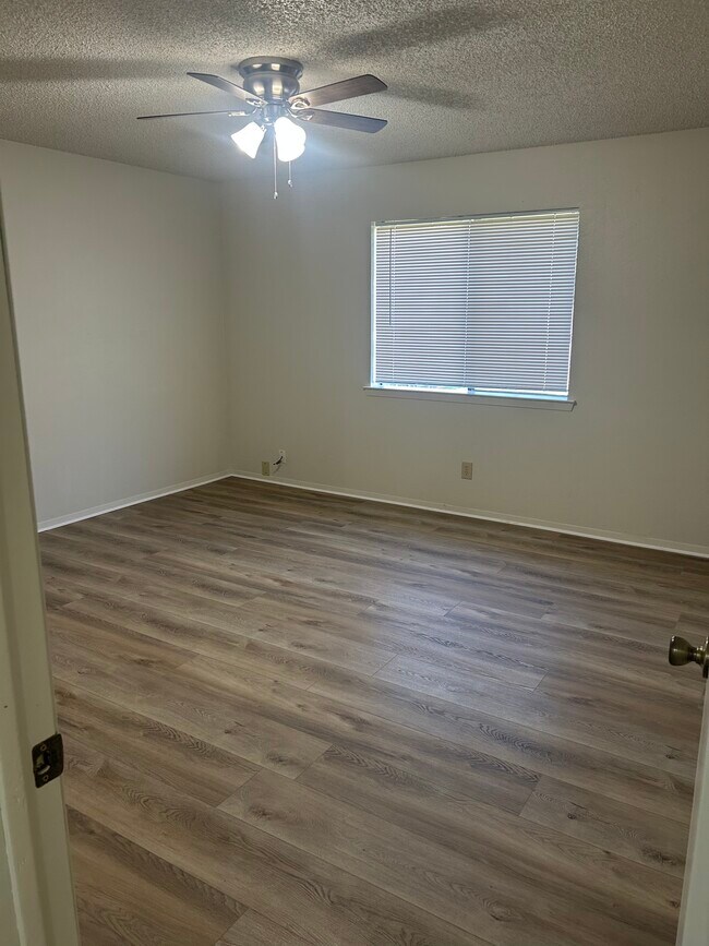 Building Photo - 420 Fox Dr