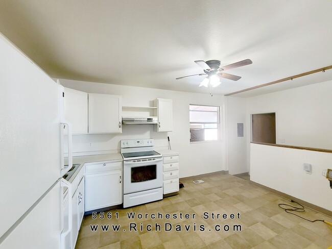 Building Photo - 4 bed, 2 bath house with washer/dryer hook...