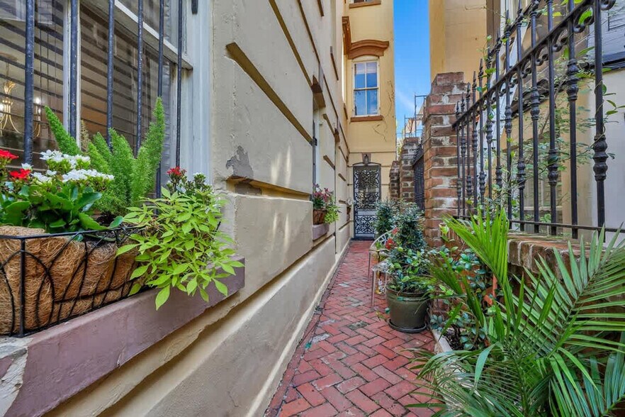 Building Photo - 9 W Gordon St