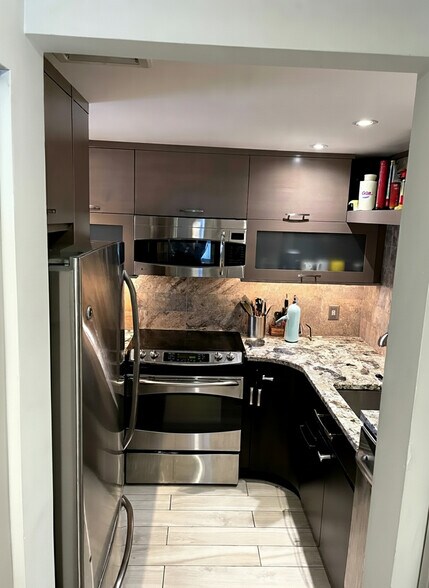 Building Photo - 170 Gore St