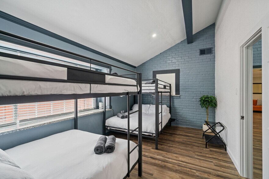 Building Photo - 2411 29th Ave N