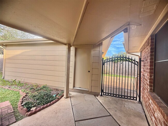 Building Photo - 2934 Field Line Dr