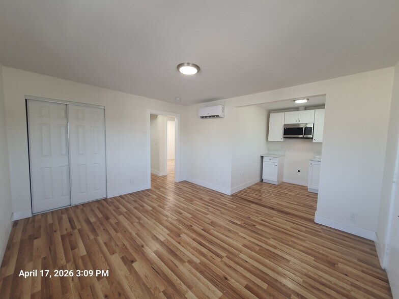 Building Photo - 515 W 104th St