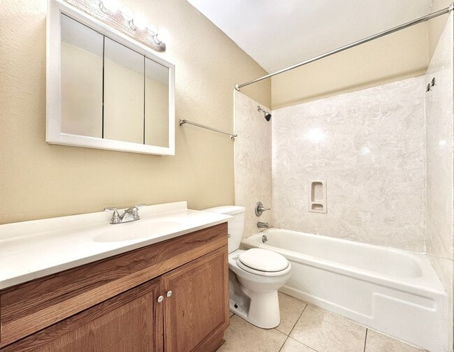 Building Photo - 2 Bedroom Upstairs Condo Located off Perki...