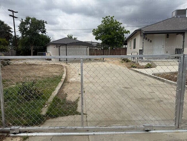 Building Photo - Remodeled 3-bedroom, 2-bath home near Ming Ave/ S. H St