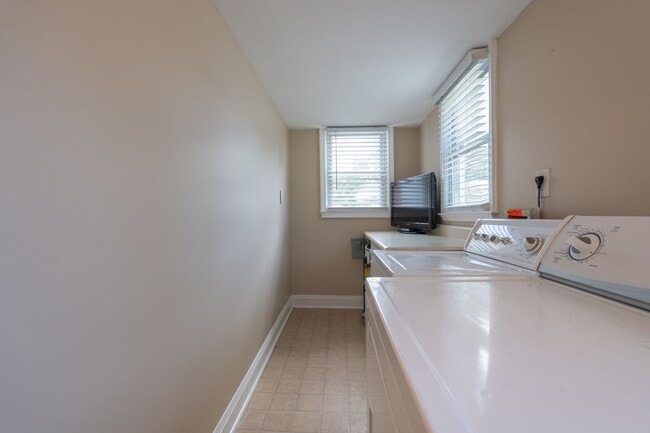 Building Photo - BEAUTIFUL 3 Bedroom Home in Little Creek!