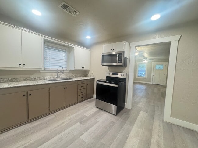 Building Photo - 510 W 6th St