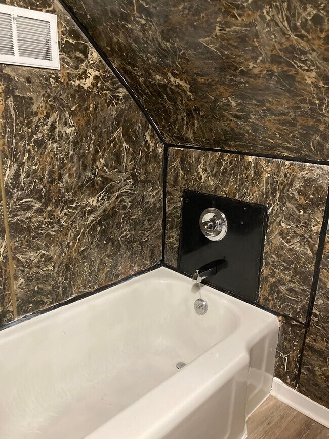 Building Photo - 3 Bedroom 2 Bathroom East Side Home