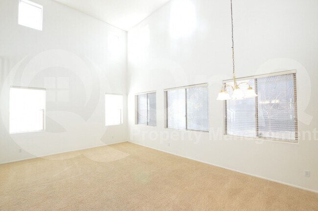 Building Photo - 3105 E Vallejo Dr