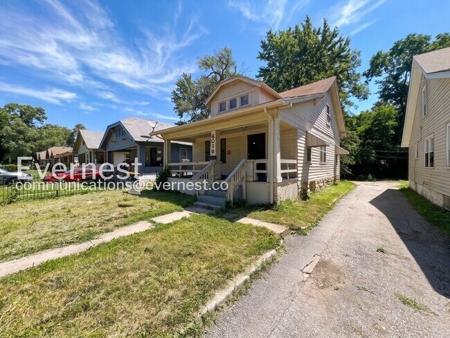 Building Photo - 3 Bed/1 Bath Home with Fenced Yard / Pet-Friendly / Vouchers Accepted / Coming Soon!