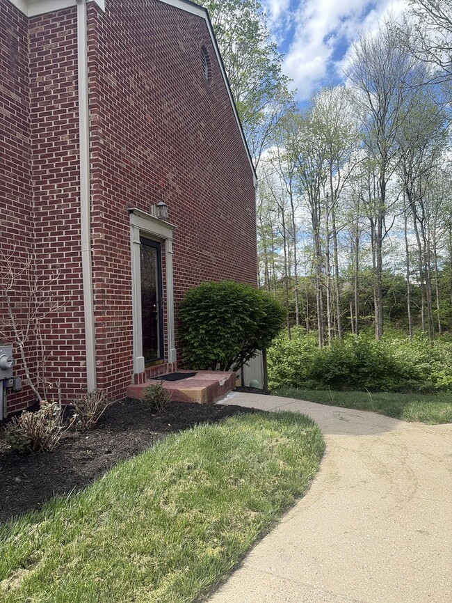 Building Photo - 2 bed 2.5 bath walk out finished basement