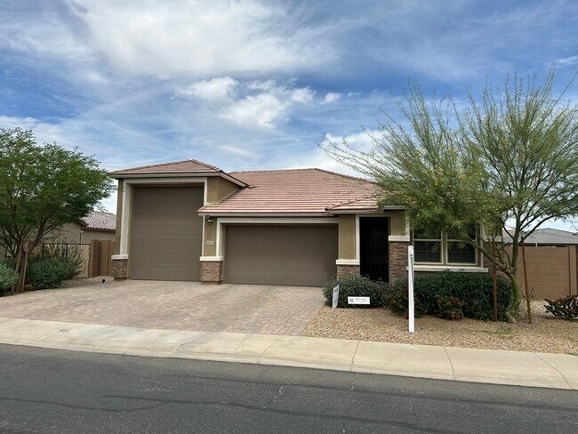 Building Photo - Massive RV Garage plus fantastic floorplan in Casa Vista