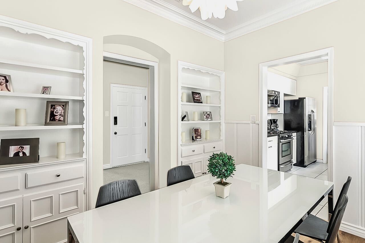 Dining room w/ built ins - 217 Poinsettia S Pl