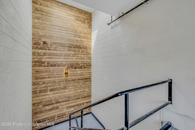 Building Photo - 215 Hickory St