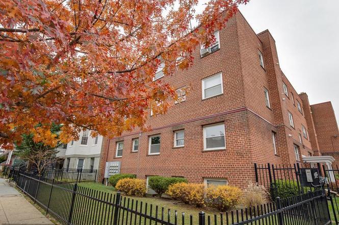 Front of Building - 526 Kenyon Street NW #101