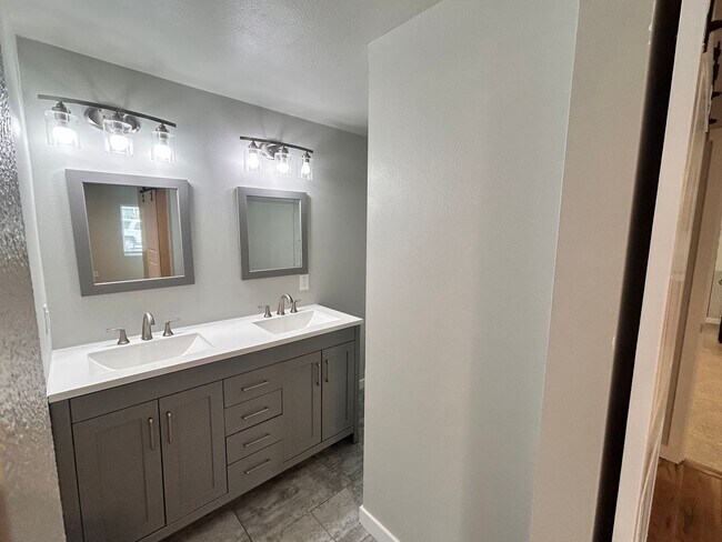 Building Photo - Completely Renovated 4 Bed, 2 Bath Home in Spokane!