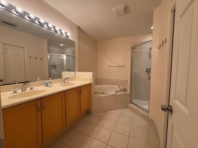 Building Photo - 1033 NE 17th Way