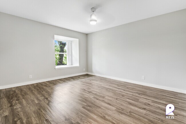 Building Photo - 5005 Manor Rd