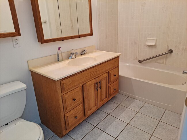 Building Photo - Available NOW! - 3BR 2BA OFF RIVERSIDE DR FOR RENT