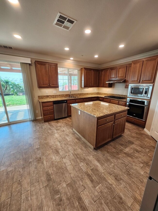 Building Photo - Luxurious 4-Bedroom View Home in Desirable...