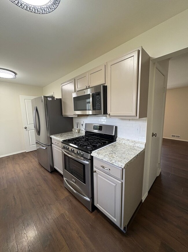 Building Photo - Spacious 4 Bedroom Home *Pet Friendly*