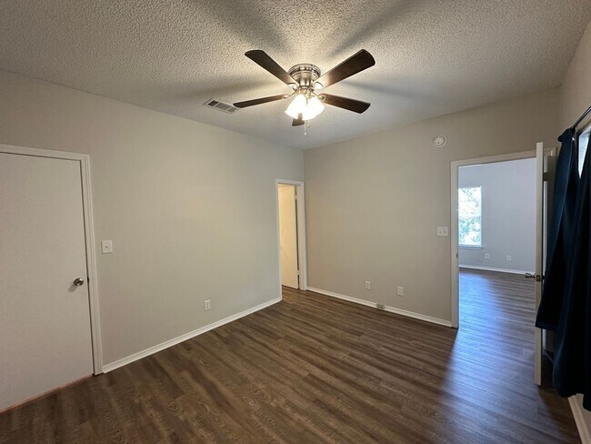 Building Photo - Recently renovated 1 bedroom 1 bath condo for rent in Riverwalk!