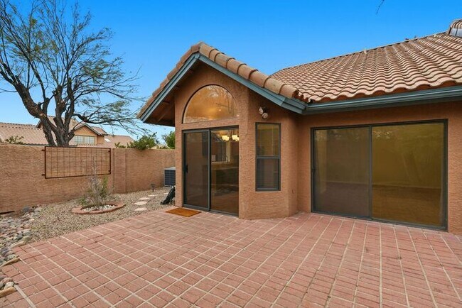 Building Photo - Bright & Peaceful Living in Oro Valley’s Gated Stoney Canyon