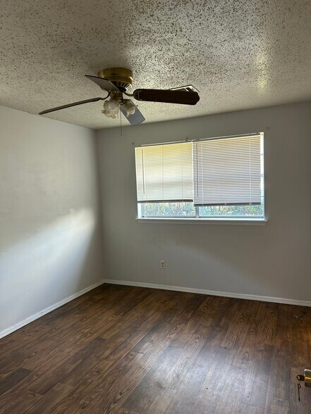 Master bedroom - 1317 Lakecrest Dr