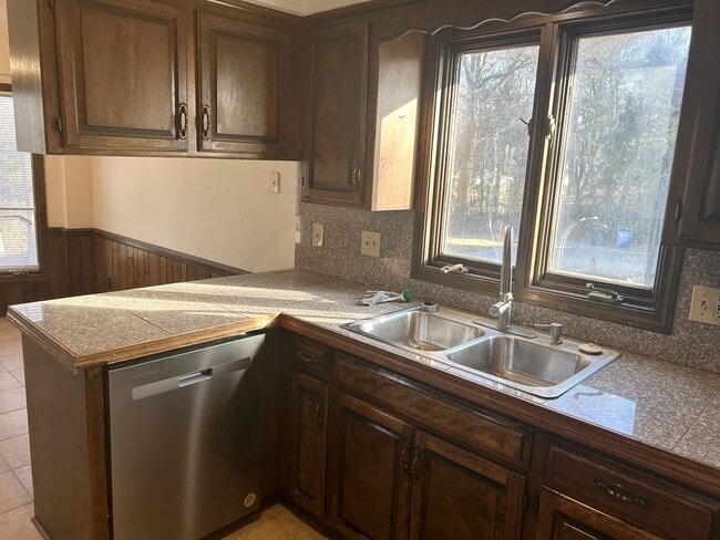 Building Photo - 3 Bed, 3 Bath, 2 Car Garage Duplex in Blue Springs