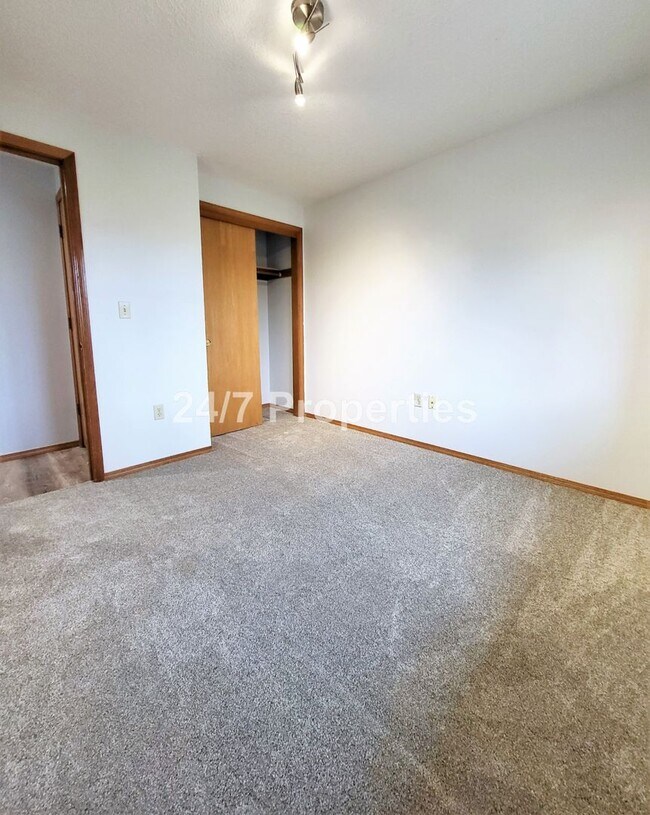 Building Photo - Updated 3BD | 2BA Home with Garage & Large Deck - Hillsboro