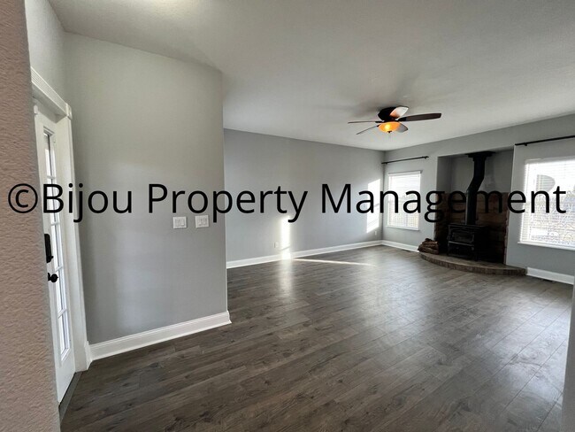 Building Photo - Spacious Country Living!