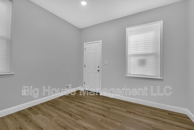 Building Photo - 226 N Madeira St