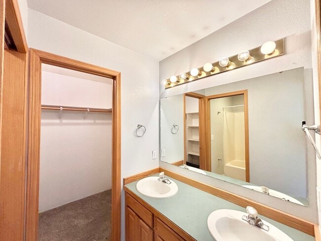 Building Photo - Great 4 bedroom home close to MSU & the ho...