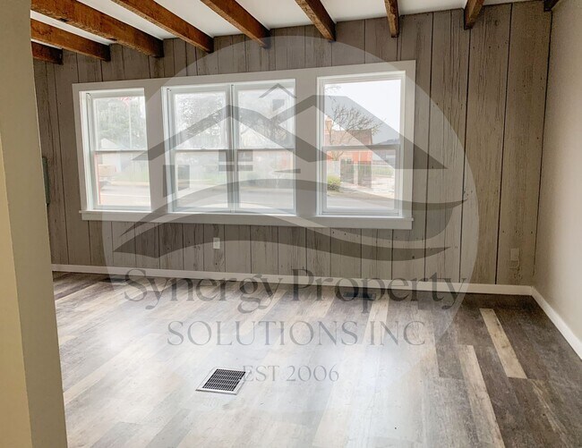 Building Photo - Main St E 12