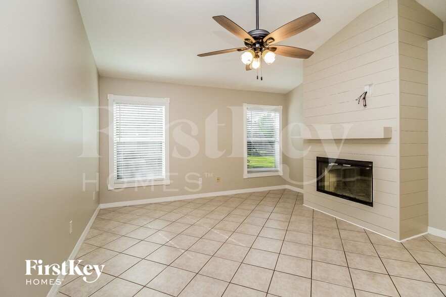 Building Photo - 813 Arbor Hill Cir