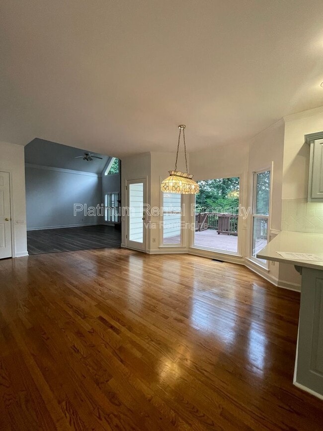 Building Photo - 870 Ingleside Dr