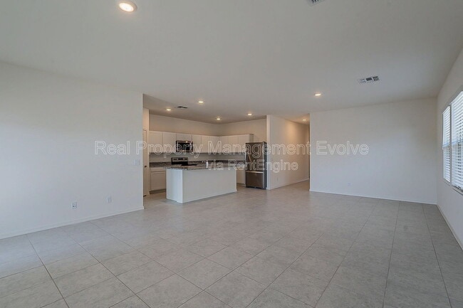 Building Photo - 6450 W Magdalena Ln