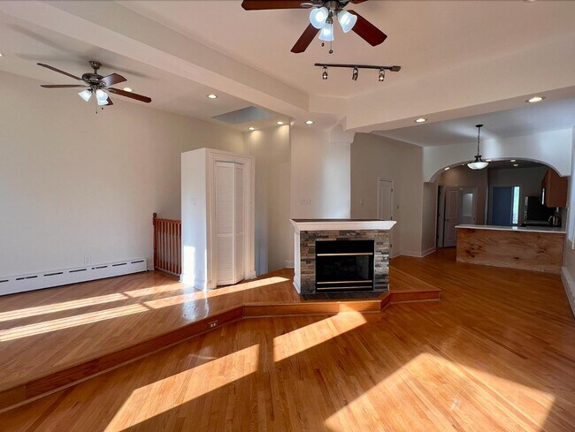 Building Photo - 2449 N Maplewood Ave