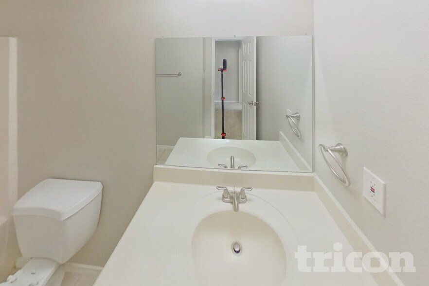 Building Photo - 3005 Glenrose Dr