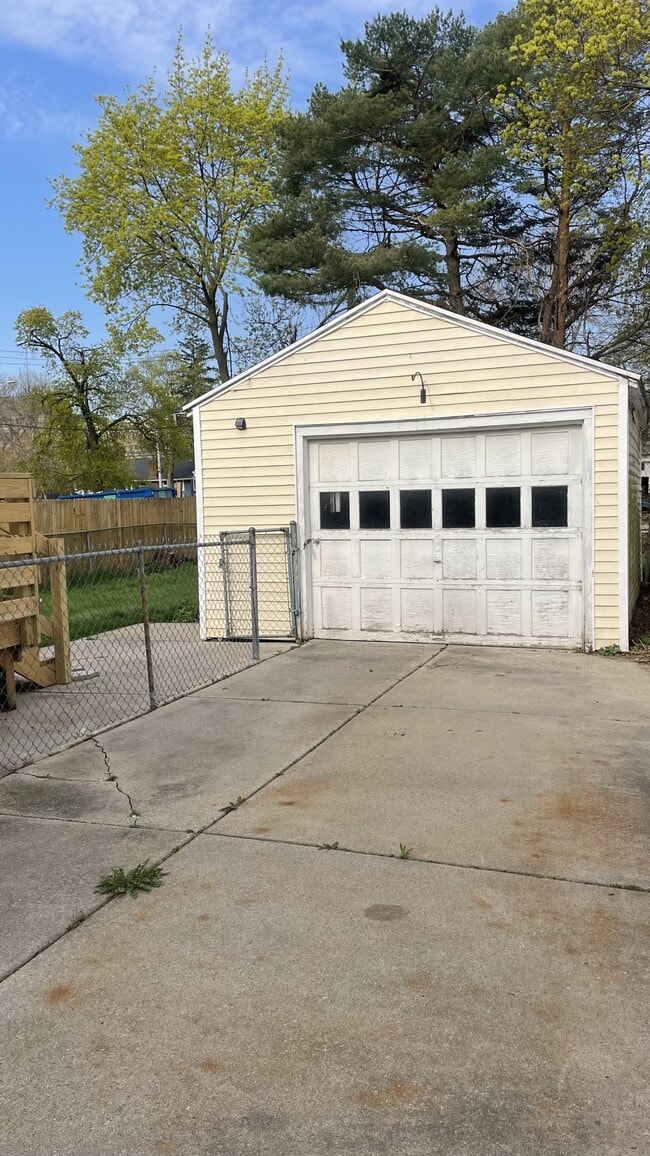 Building Photo - 2528 Forest Ave