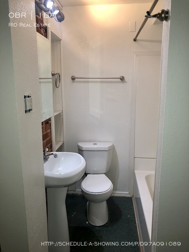 Building Photo - Amazing Garden Level Studio Unit in Uptown!!
