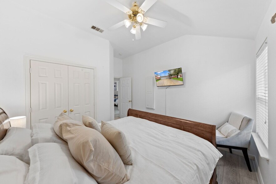 Building Photo - 4835 Crown Dr