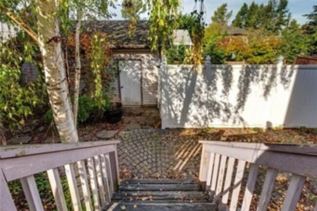 Building Photo - PRELEASING: 4 bdrm/1.5 bath house near WWU Park-N-Ride