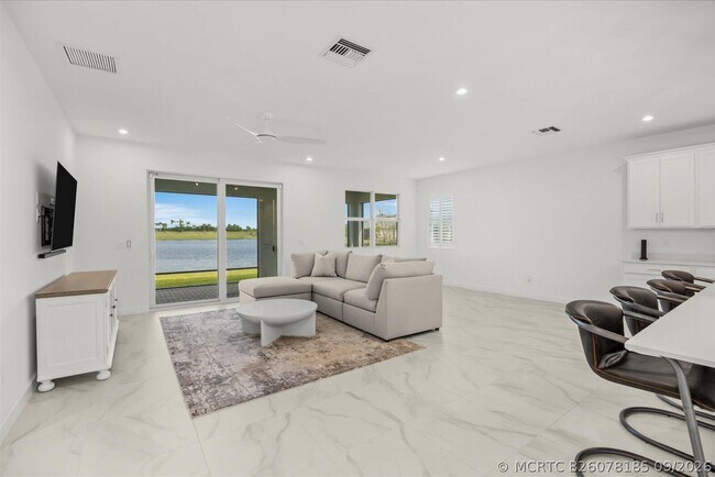 Building Photo - 10550 SW Orana Dr