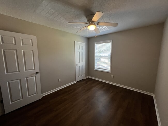 Building Photo - 124 Hampton Dr