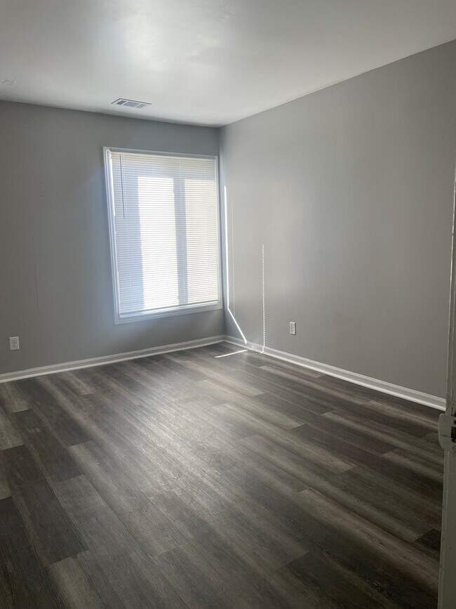 Building Photo - Remington On Rockville Living