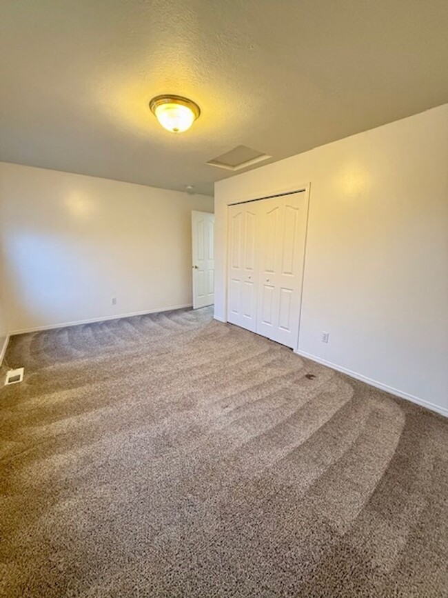 Building Photo - Welcoming 3-Bedroom Townhouse with Comfort...