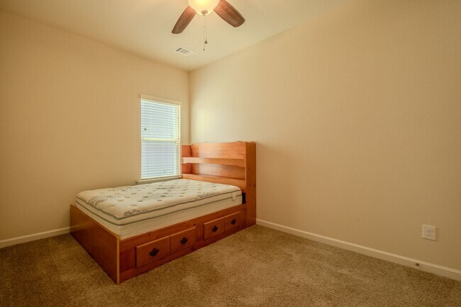Building Photo - Move-In Ready 3BR Home | $2,100 with Lawncare or $2,000 Tenant Maintained